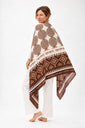Lade das Bild in den Galerie-Viewer, SELF LOVE XL Cashmere-Schal Cacao Cream getragen