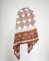 Lade das Bild in den Galerie-Viewer, SELF LOVE XL Cashmere-Schal Cacao Cream über den Schultern
